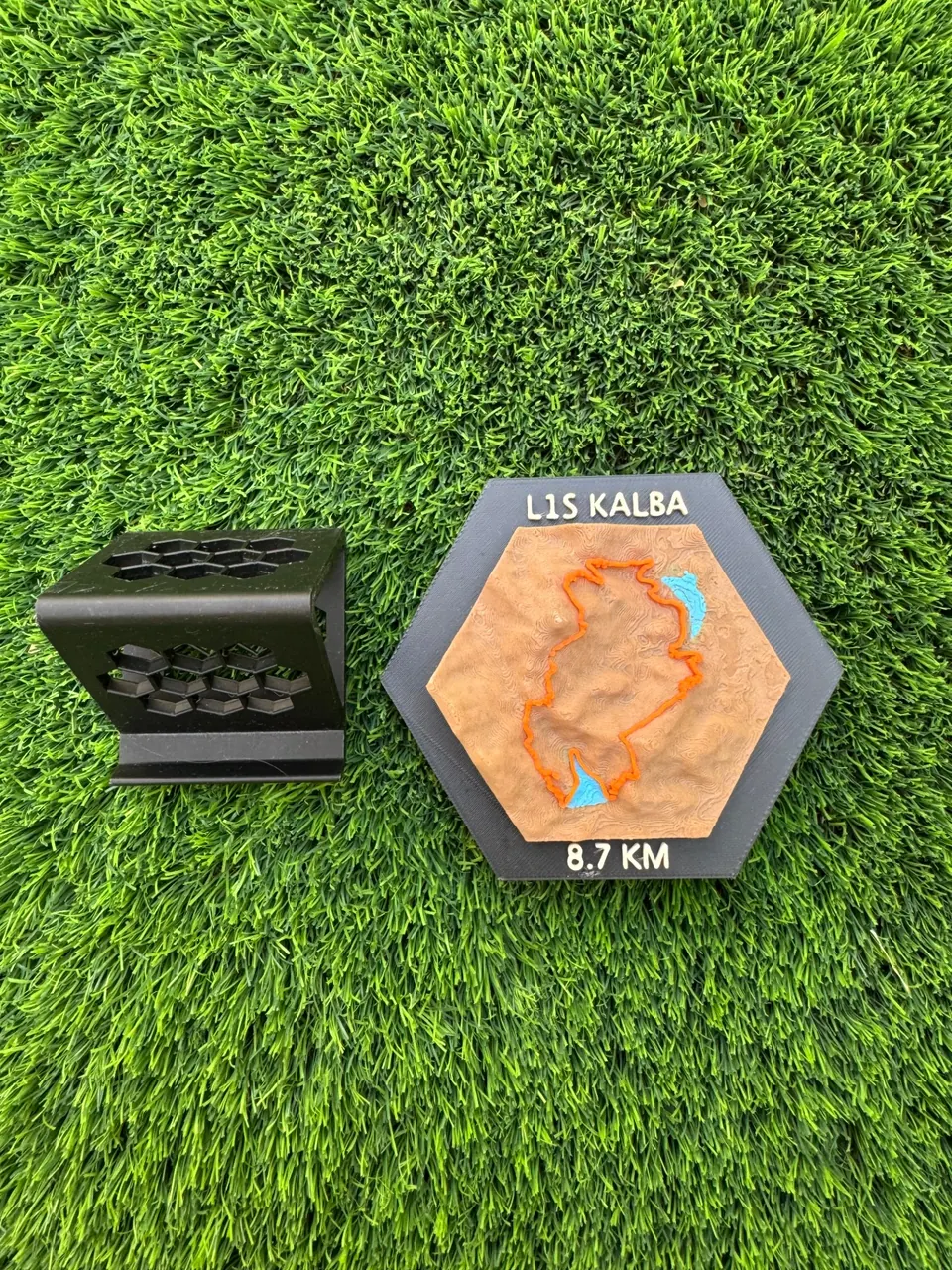 LIS KALBA HEX WITH STAND — Kalba hex paired with a honeycomb display stand.