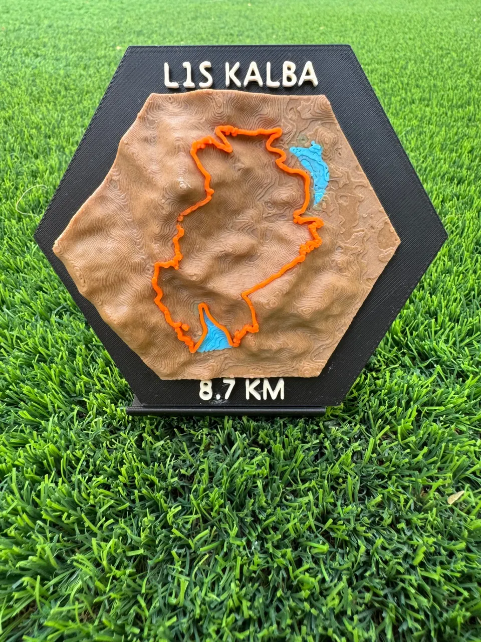Lis Kalba Hex — Hex relief plaque of the 8.7KM Kalba route.